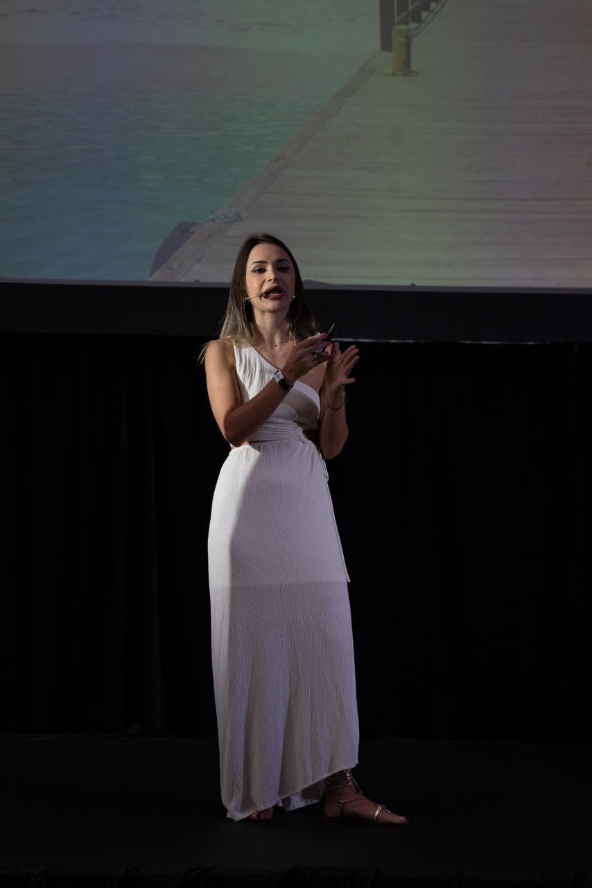 Camila Sales palestrando em um evento